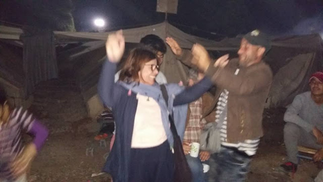 Βουλευτής του ΣΥΡΙΖΑ χορεύει με πρόσφυγες – ΦΩΤΟ
