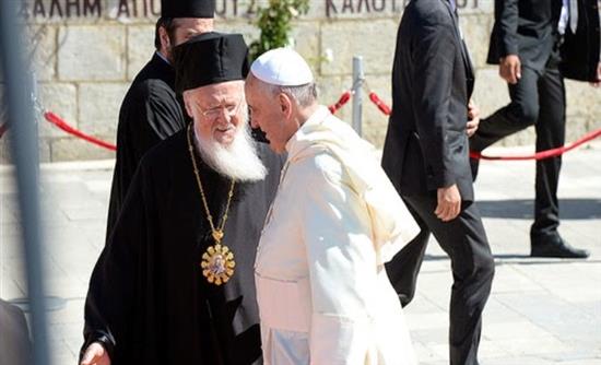 Το παρασκήνιο και οι στόχοι της επίσκεψης του Πάπα στη Λέσβο