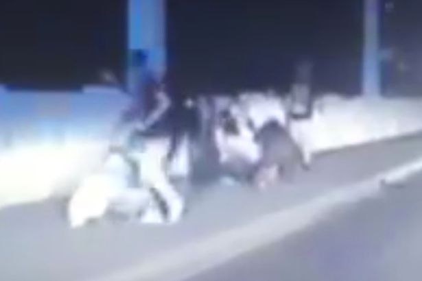 Την έσωσε ένας αστυνομικός πριν κάνει το άλμα του θανάτου – ΒΙΝΤΕΟ