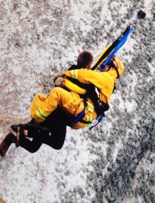 Ήθελε να κάνει περιπετειώδη πρόταση γάμου και εγκλωβίστηκε στα βράχια – ΦΩΤΟ – ΒΙΝΤΕΟ