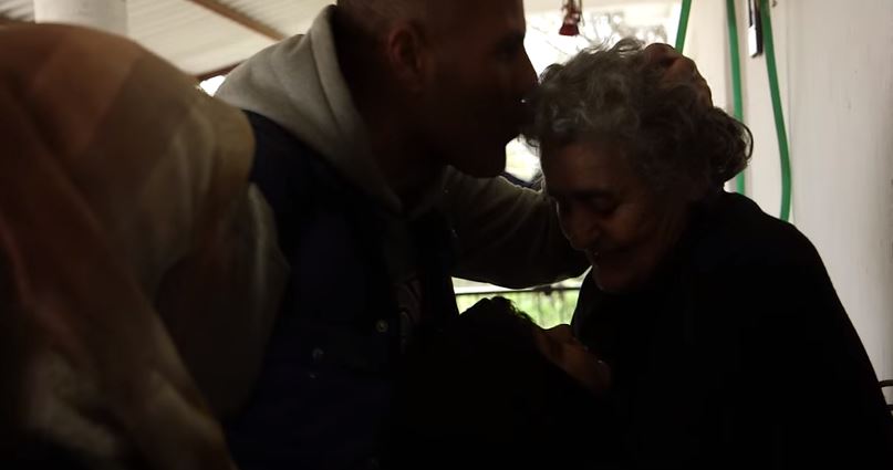 Αυτή είναι η “γιαγιά” των προσφύγων στην Ειδομένη – ΒΙΝΤΕΟ