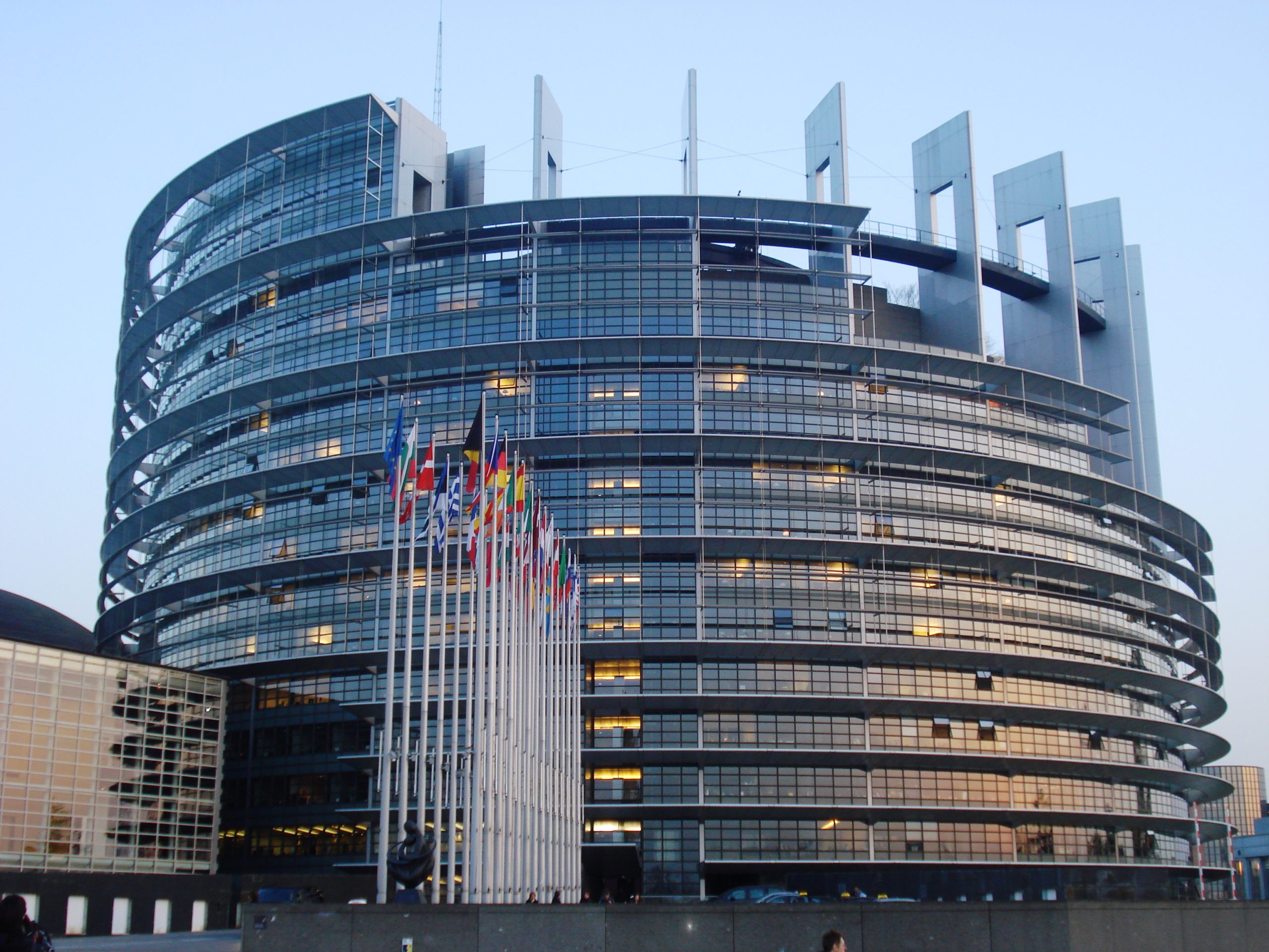 Το Ευρωπαϊκό Κοινοβούλιο προσλαμβάνει οδηγούς με μισθό… 1900 ευρώ