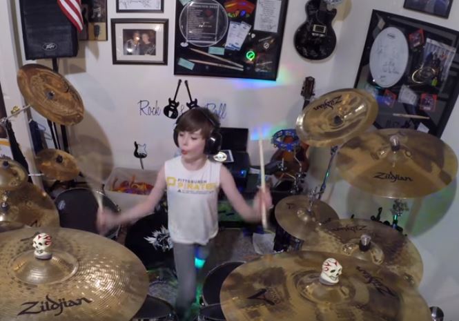 O 9χρονος ντράμερ που “τα σπάει” στο διαδίκτυο – ΒΙΝΤΕΟ