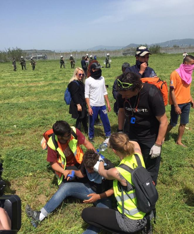 Νέα έκρηξη βίας στην Ειδομένη – Τραυματίας δέχεται τις πρώτες βοήθειες – ΦΩΤΟ