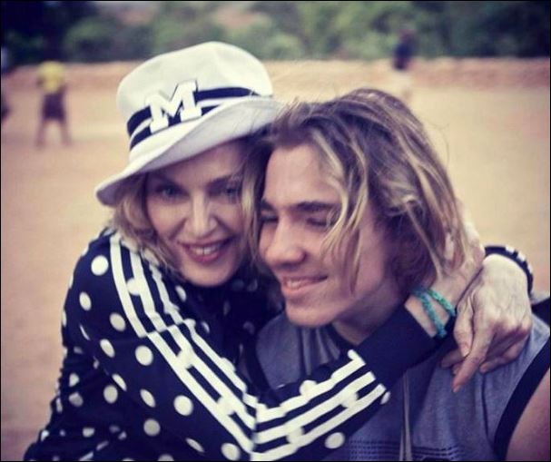 O γιος της Μαντόνα έγραψε στο Instagram: Eίμαι ο γιος μιας σκύλας