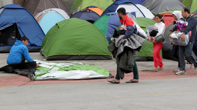 Λιμενικοί επιχειρούν να πείσουν τους πρόσφυγες να φύγουν από το λιμάνι του Πειραιά
