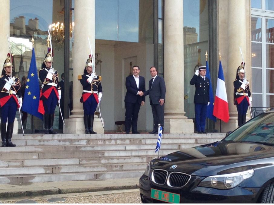 Η θερμή υποδοχή του Ολάντ στον Τσίπρα – ΒΙΝΤΕΟ