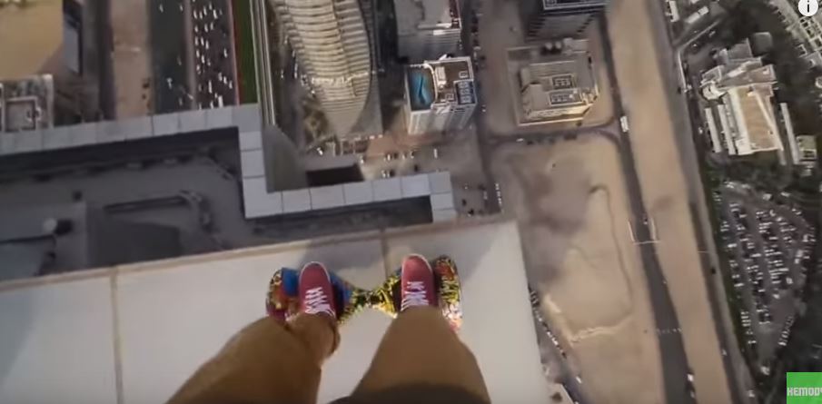 Κάνει πατίνι στην ταράτσα ενός ουρανοξύστη – ΒΙΝΤΕΟ