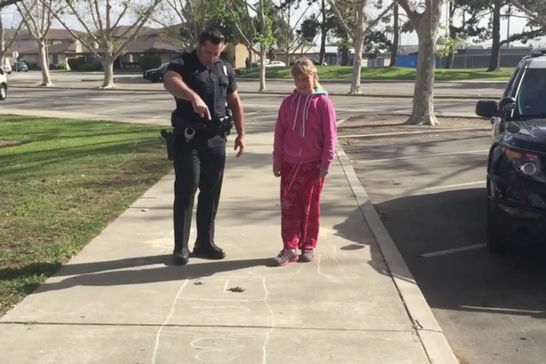 Ο αστυνομικός που έγινε viral παίζοντας… κουτσό – ΒΙΝΤΕΟ