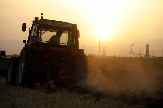 Τραγωδία στη Φθιώτιδα – Αγρότης έπεσε στο κενό με το τρακτέρ