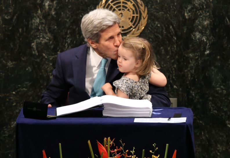 Ο Τζον Κέρι με την εγγονή του στη Διάσκεψη για το κλίμα – ΦΩΤΟ
