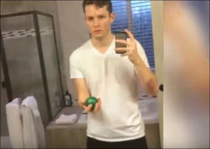 Περνάει τη μπάλα μέσα από τον καθρέφτη και τρελαίνει το ίντερνετ – ΒΙΝΤΕΟ