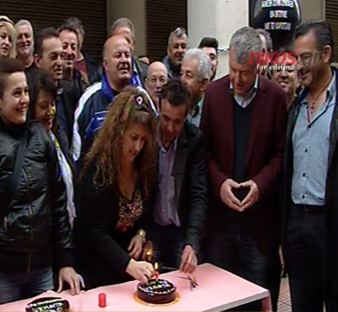 Ευχήθηκαν χρόνια πολλά στον Τσίπρα έξω από το υπουργείο Υγείας – ΒΙΝΤΕΟ