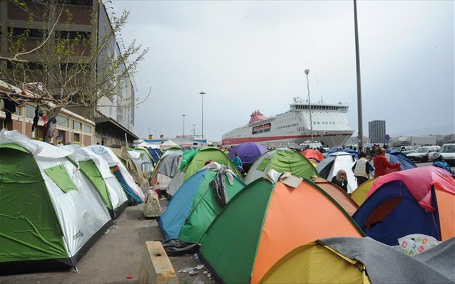 2.680 πρόσφυγες παραμένουν στο λιμάνι του Πειραιά