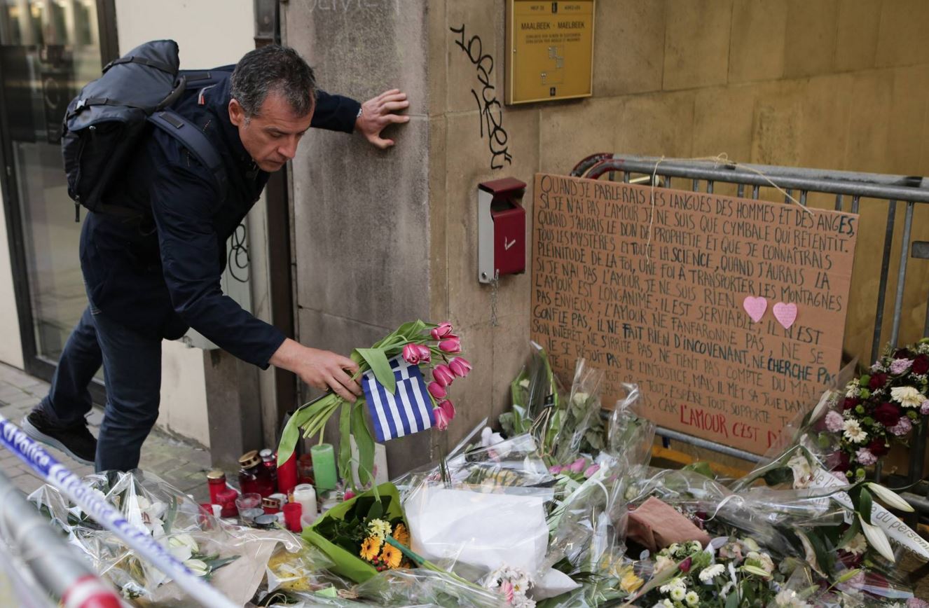 Ο Θεοδωράκης άφησε λουλούδια στο μετρό των Βρυξελλών – ΦΩΤΟ
