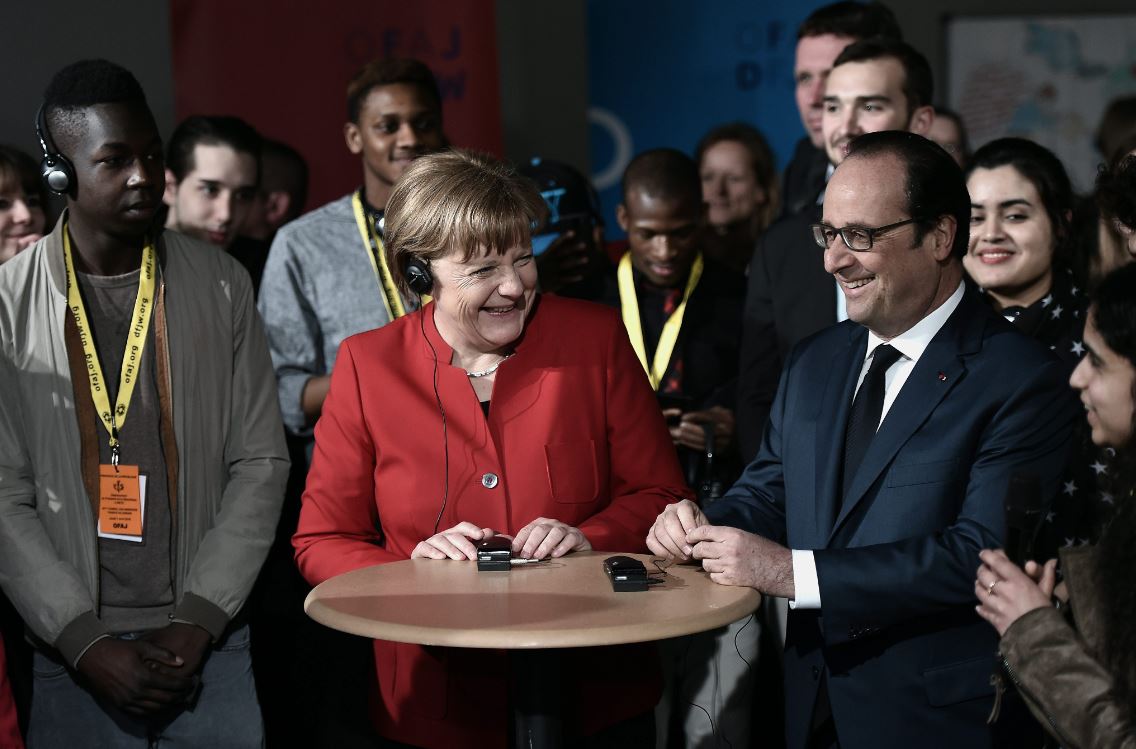 Ξεκαρδίστηκαν στα γέλια Μέρκελ και Ολάντ – ΦΩΤΟ