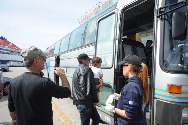 Μόνο 30 πρόσφυγες μεταφέρθηκαν από τον Πειραιά σε κατασκηνώσεις στον Άγιο Ανδρέα