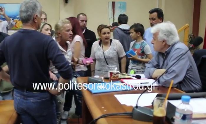 Απολυμένοι συμβασιούχοι εισβάλουν στη συνεδρίαση του δημοτικού συμβουλίου Ωραιοκάστρου – ΒΙΝΤΕΟ