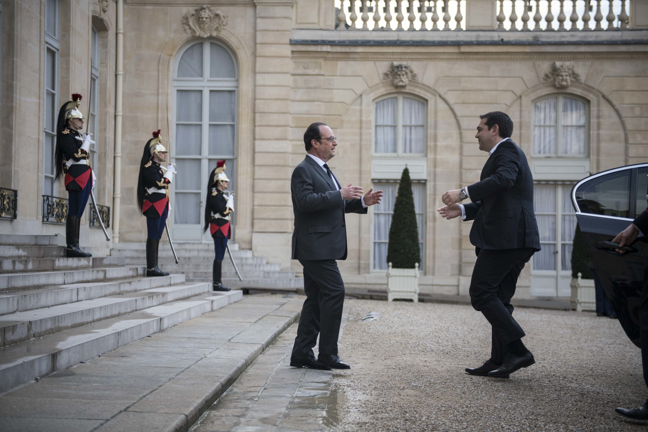Σε εξέλιξη η συνάντηση του Τσίπρα με τον Ολάντ – ΦΩΤΟ