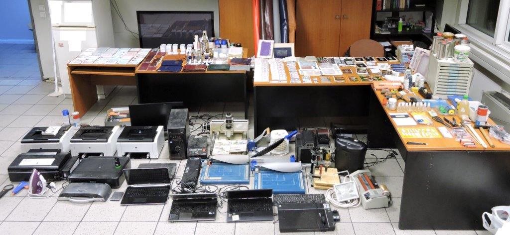 Ένα υπερσύγχρονο εργαστήριο κατασκευής πλαστών διαβατηρίων στην Κυψέλη – ΦΩΤΟ