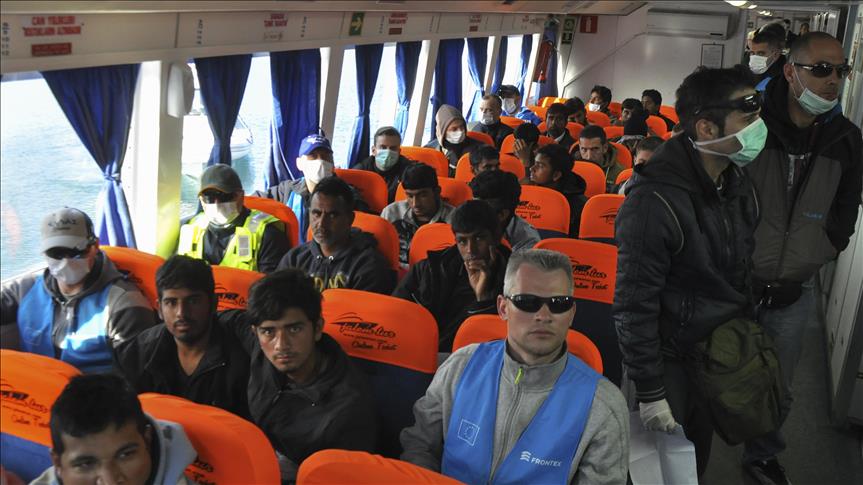 Φωτογραφίες από το εσωτερικό του πλοίου που μεταφέρει μετανάστες από την Ελλάδα πίσω στην Τουρκία
