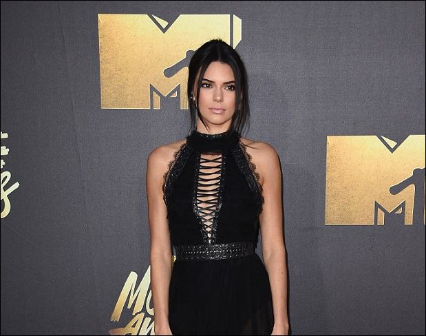 Η Κένταλ Τζένερ ξέρει να προκαλεί – Δείτε τα εκκεντρικά ψηλοτάκουνά της – ΦΩΤΟ