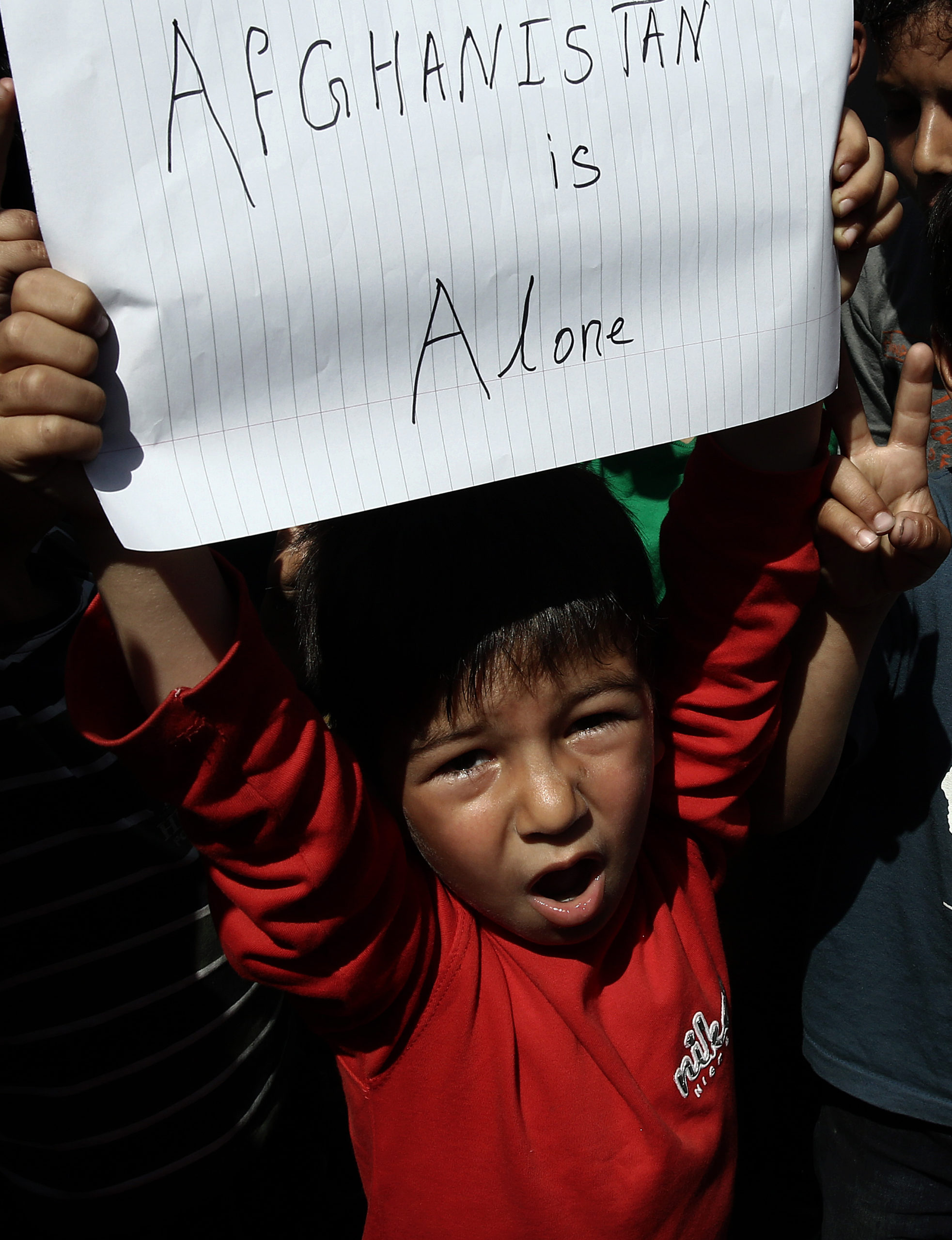 Τα συγκινητικά μηνύματα από τα παιδιά πρόσφυγες στον Πειραιά – ΦΩΤΟ