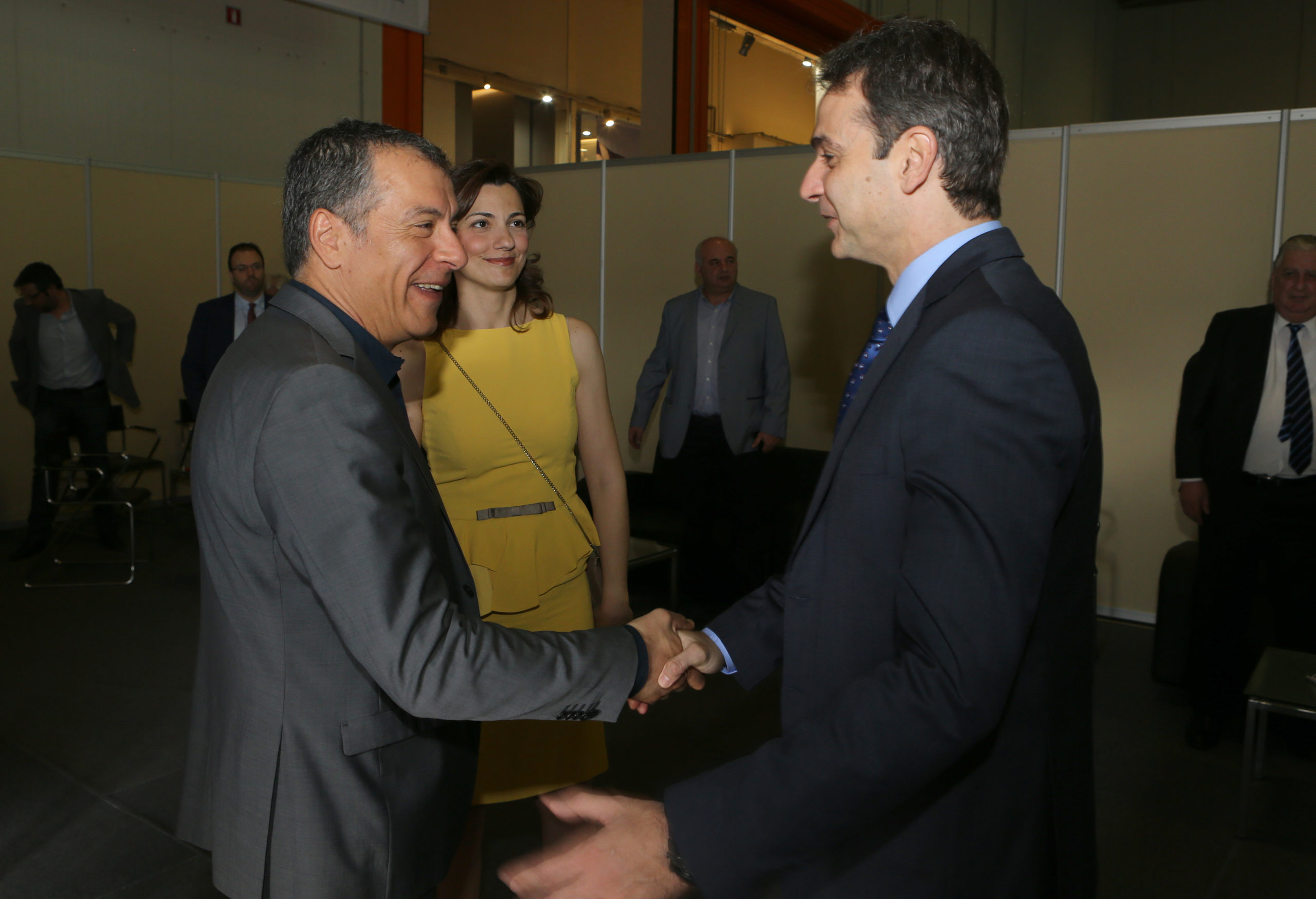 Η θερμή χειραψία Μητσοτάκη-Θεοδωράκη στο Συνέδριο της ΝΔ – ΦΩΤΟ