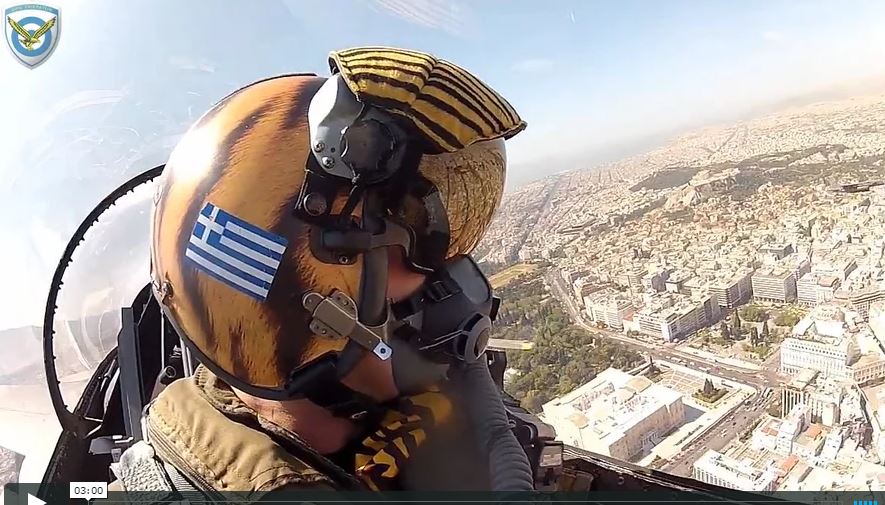 Η διέλευση των μαχητικών πάνω από την Ακρόπολη – Δείτε το βίντεο μέσα από το F16