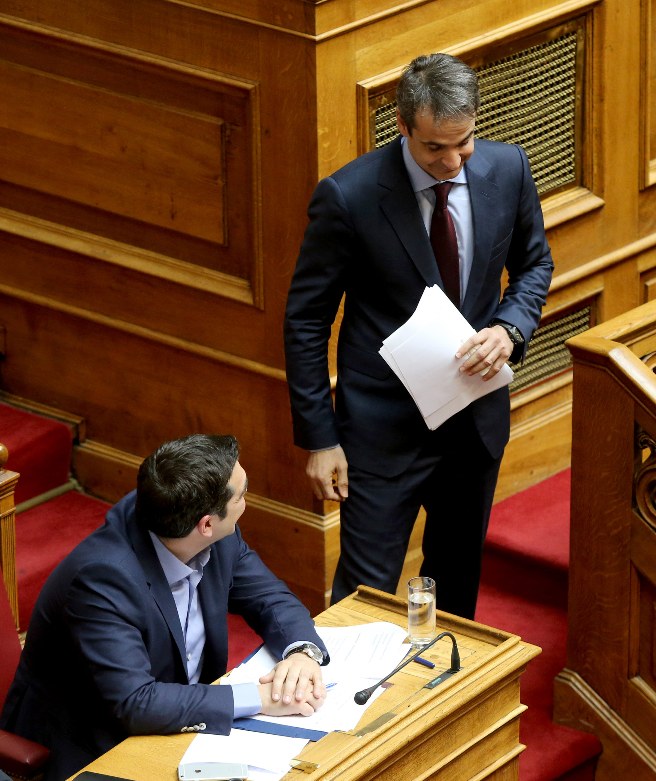 H φιλική χειρονομία του Τσίπρα προς τον Μητσοτάκη – ΦΩΤΟ