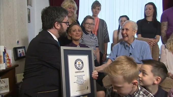 Έκανε τατουάζ σε ηλικία 104 ετών και κέρδισε μία θέση στο βιβλίο Γκίνες – ΒΙΝΤΕΟ