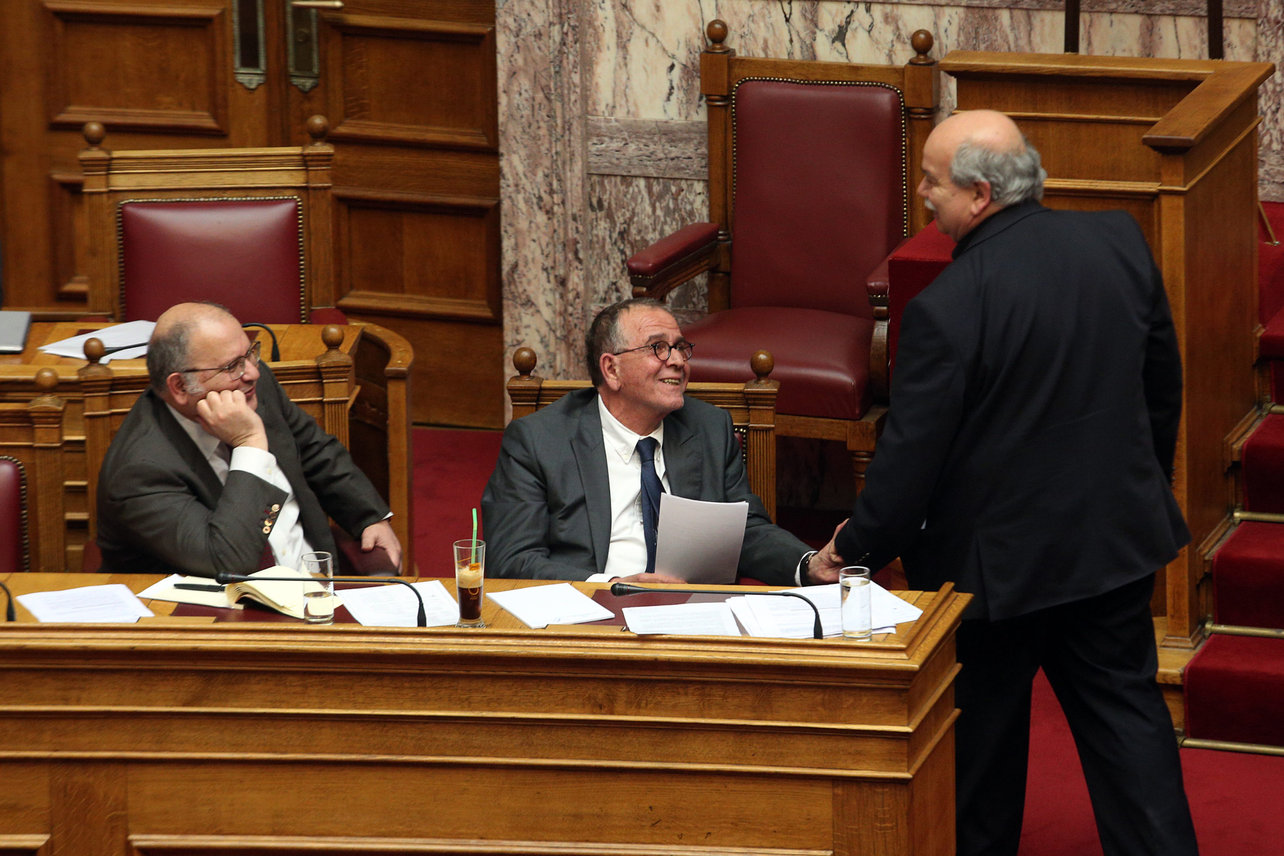 Φραπέ στα υπουργικά έδρανα – ΦΩΤΟ