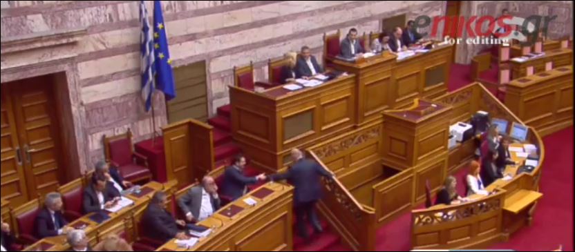 Η χειραψία και η σύντομη συνομιλία του Τσίπρα με τον Λεβέντη – ΒΙΝΤΕΟ