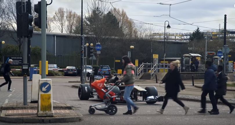 Μονοθέσιο της Formula κάνει βόλτες στο Μάντσεστερ – ΒΙΝΤΕΟ