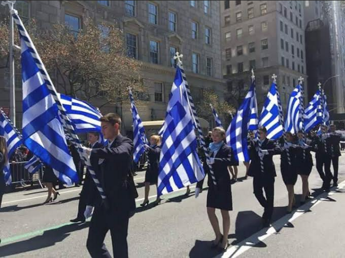 Γέμισε με ελληνικές σημαίες η πιο γνωστή λεωφόρος της Νέας Υόρκης – ΦΩΤΟ
