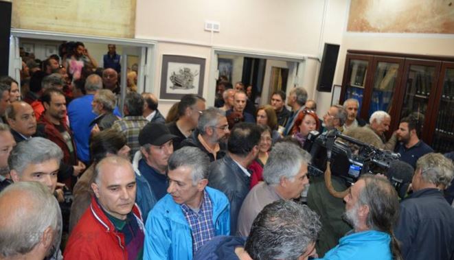 Τεταμένο το κλίμα στη Χίο – Πολίτες εισέβαλαν στο δημαρχείο – ΦΩΤΟ