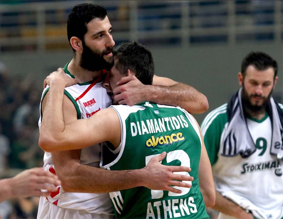 Η θερμή αγκαλιά του Μπουρούση στον Διαμαντίδη – ΦΩΤΟ