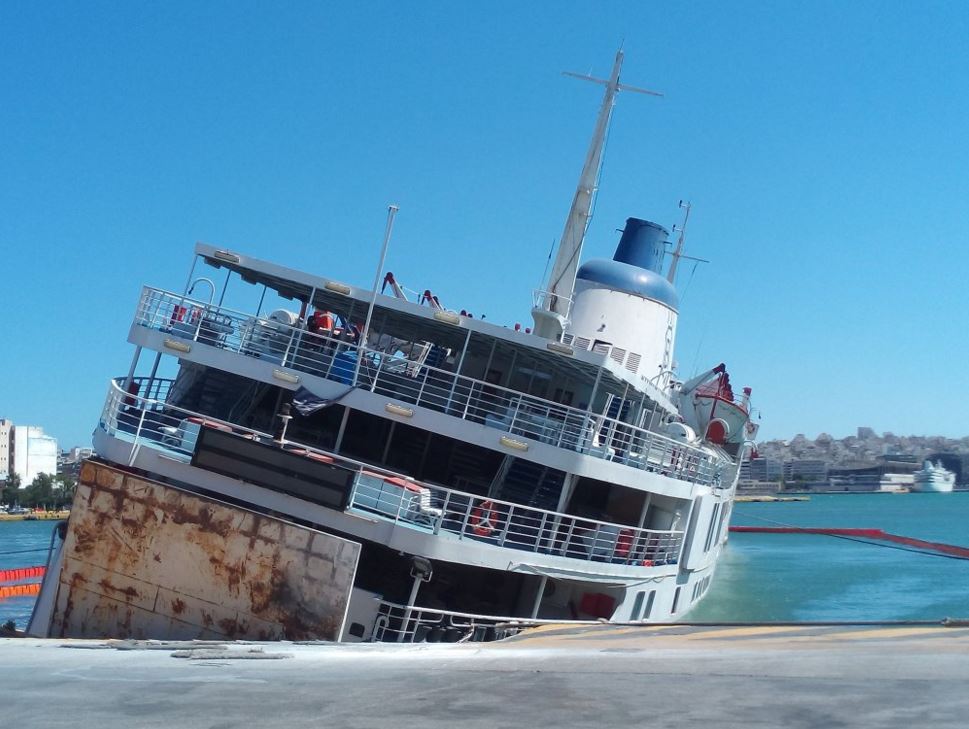 Πλωτά φράγματα γύρω από το “Παναγία Τήνου” – ΦΩΤΟ