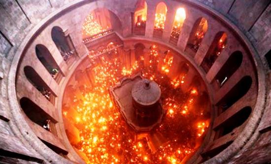 Η Aφή του Αγίου Φωτός στον Πανάγιο Τάφο