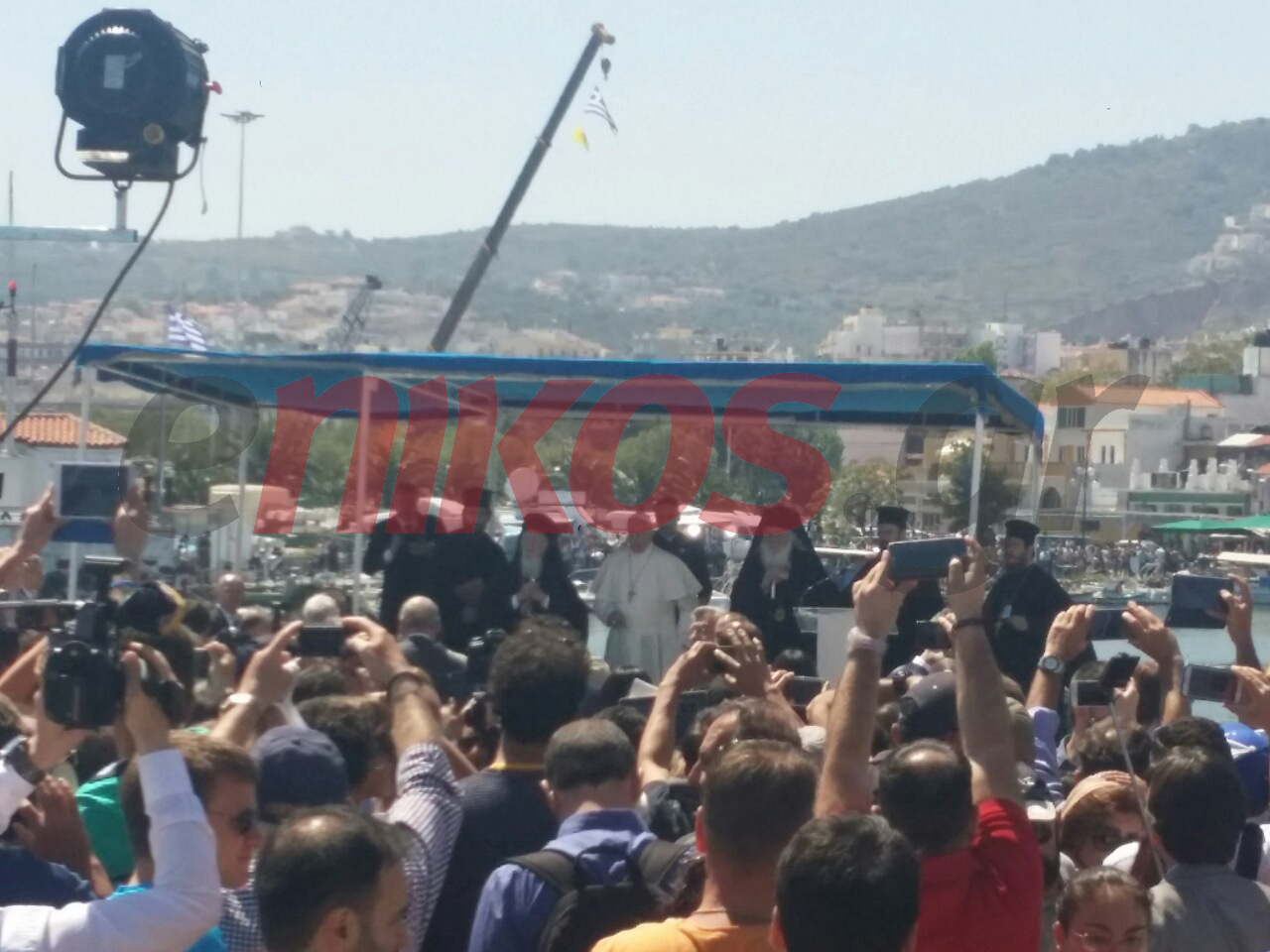 Συγκλονιστικές εικόνες στο λιμάνι της Μυτιλήνης – ΦΩΤΟ