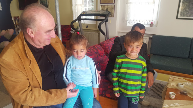 Βέροια: Φιλοξενεί πρόσφυγες στο σπίτι του για ζεστό μπάνιο και φαγητό