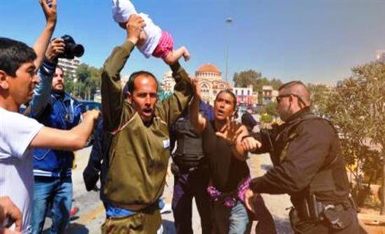 Τι είπε ο Αφγανός που σήκωσε απειλητικά στον αέρα το βρέφος – ΦΩΤΟ