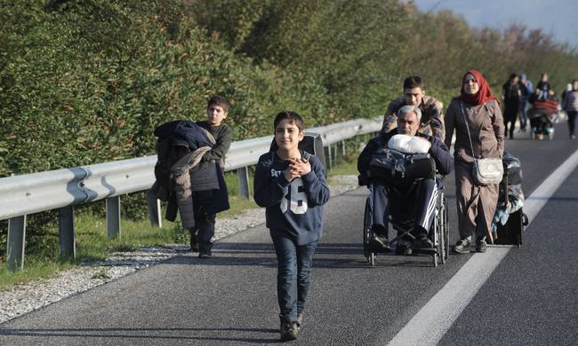Πρόσφυγες έκλεισαν την εθνική οδό Θεσσαλονίκης- Ευζώνων