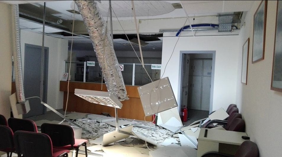 Κατέρρευσε η οροφή στο ΙΚΑ Ζωγράφου – ΒΙΝΤΕΟ