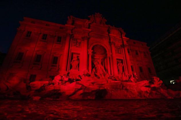 Η Φοντάνα ντι Τρέβι “βάφτηκε” κόκκινη – ΦΩΤΟ