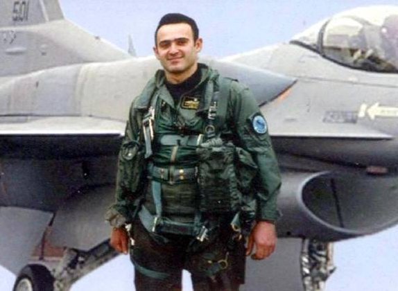 Έφυγε από τη ζωή η μητέρα του Έλληνα Σμηναγού Κώστα Ηλιάκη