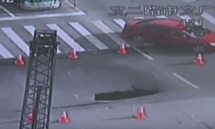 Υποχώρησε το οδόστρωμα σε αυτοκινητόδρομο στη Κίνα- Ανενόχλητοι οι οδηγοί – ΒΙΝΤΕΟ