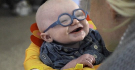 H αντίδραση ενός μωρού όταν είδε για πρώτη φορά καθαρά την μητέρα του – ΒΙΝΤΕΟ