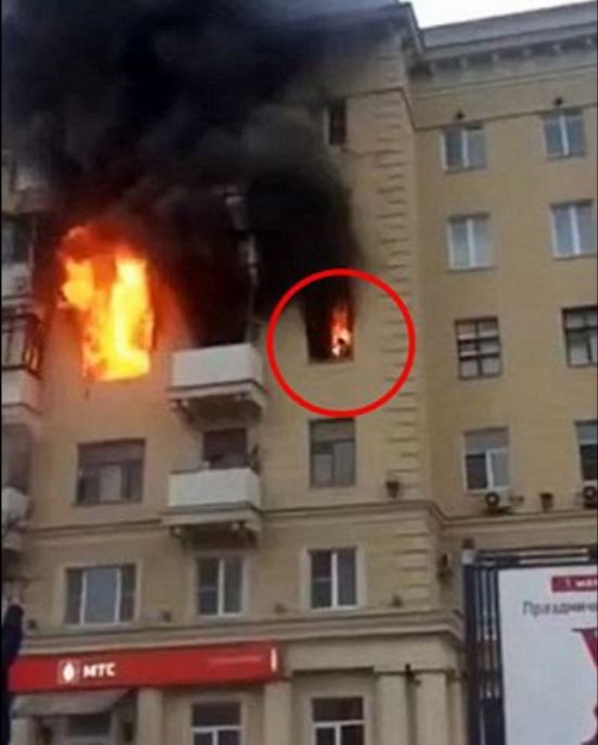 Σοκαριστικό ΒΙΝΤΕΟ- Γυναίκα κάηκε ζωντανή στο διαμέρισμα της στη Μόσχα
