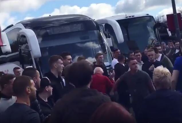 Συμπλοκές μεταξύ οπαδών της Γιουνάιτεντ και της Έβερτον – ΒΙΝΤΕΟ